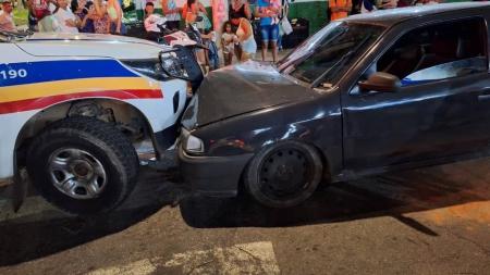 Adolescentes batem carro furtado em viatura da polícia e são apreendidos em Ipatinga