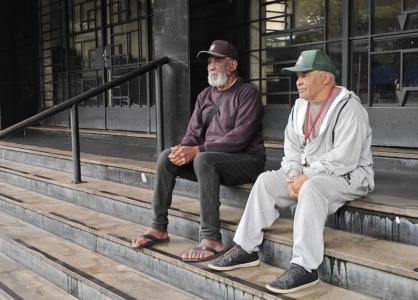 Aposentados do INSS esperando a agência dos Correios abrir
