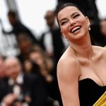 Adriana Lima chama atenção no Festival de Cannes com look marcante; veja fotos