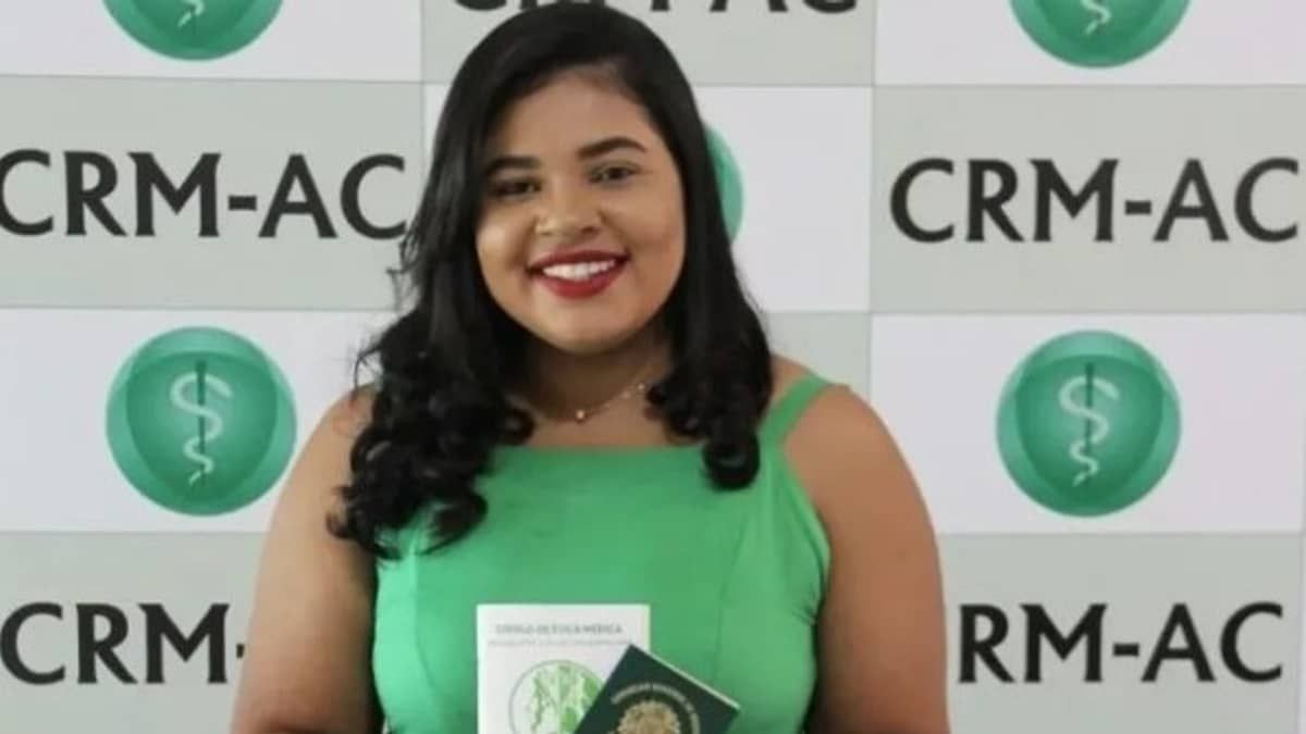 Médica de 27 anos morre de embolia pulmonar após fraturar o pé e passar horas em avião