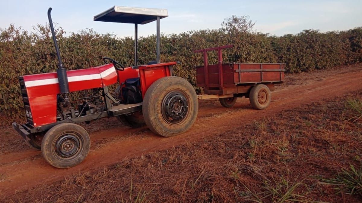 Criança morre após ser atropelada por trator na zona rural de Lajinha (MG)