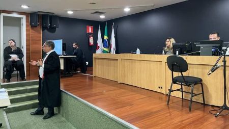 Adriano Costa Vale foi morto saindo de casa, em carro blindado, após ser atingidos por disparos de fuzil