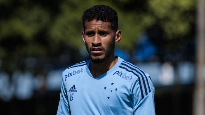 Adriano deixou o Cruzeiro no mês passado para jogar no Santa Clara, de Portugal