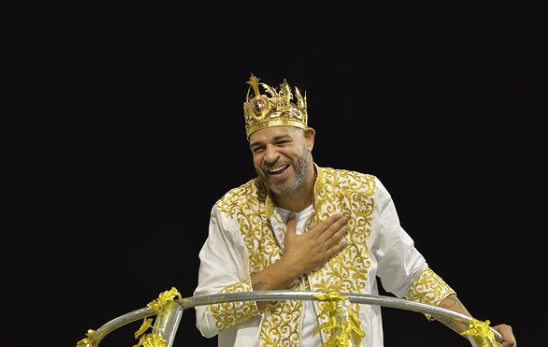 ‘Lá vem o Didico’: Adriano Imperador é 'coroado' rei na abertura do Carnaval de SP