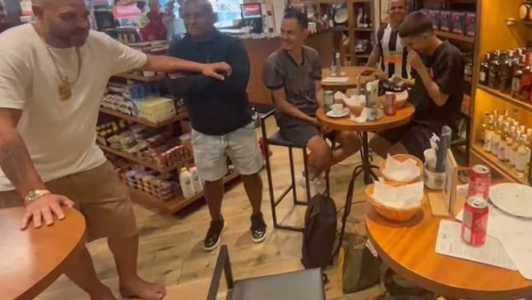 Adriano Imperador em loja de conveniência no Rio de Janeiro