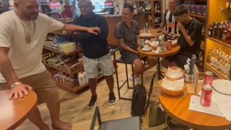 Adriano Imperador em loja de conveniência no Rio de Janeiro