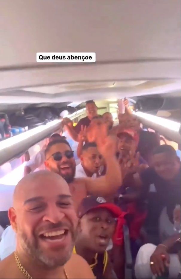 Adriano Imperador posta vídeo com amigos rumo a SP; confira