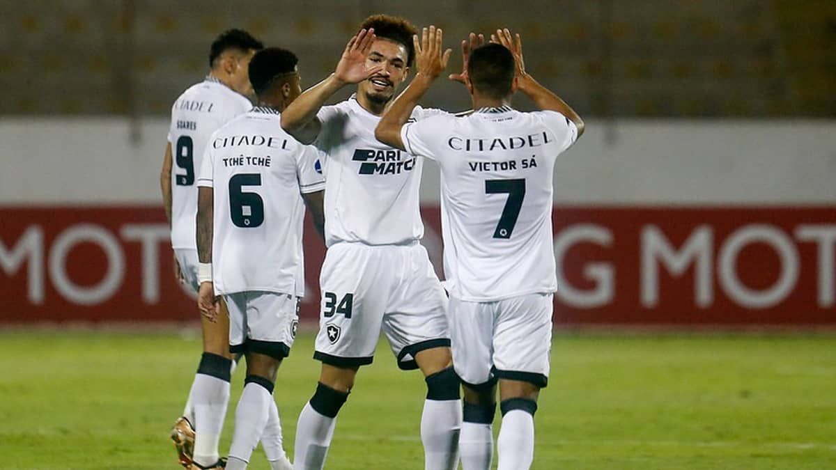 Botafogo toma susto, mas vence o César Vallejo e assume liderança na Sul-Americana