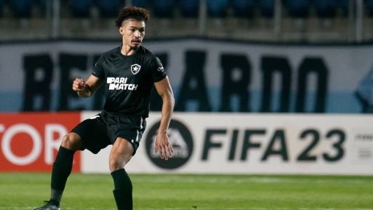 Adryelson em ação pelo Botafogo: zagueiro é titular absoluto de Luís Castro