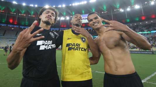 Adryelson, Marlon Freitas e Danilo Barbosa comemorando a vitória do Botafogo sobre o Fluminense