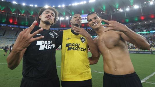 Adryelson, Marlon Freitas e Danilo Barbosa comemorando a vitória do Botafogo sobre o Fluminense