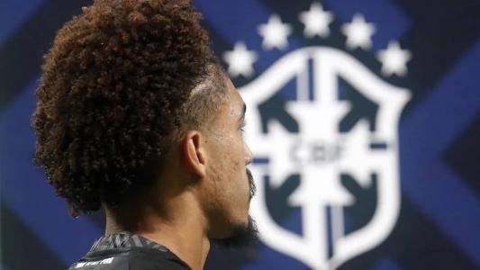 Adryelson, um dos destaques do Botafogo, com a imagem da CBF ao fundo