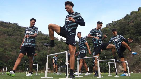 Adryelson, zagueiro titular do Botafogo, em atividade no CT Lonier