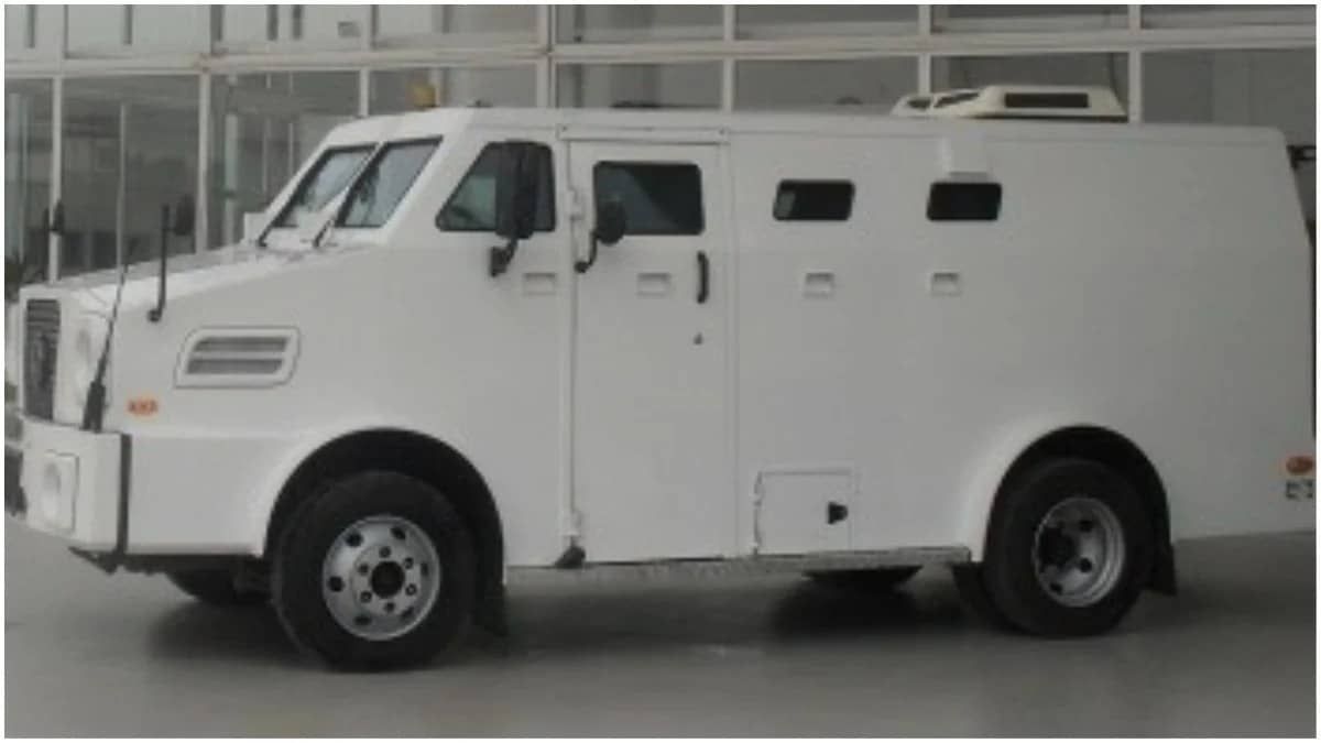 Motorista de BH obrigado a comer dentro de carro-forte será indenizado