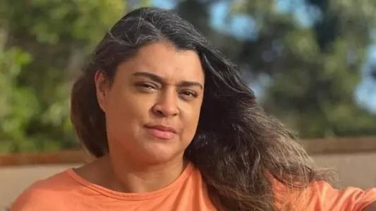 No final do vídeo, a cantora inspirou os fãs e foi surpreendida com a irmã, Bela Gil, dizendo que a ama