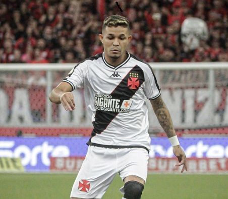 Adson sofre entorse no joelho e pode desfalcar o Vasco no clássico pelo Brasileiro