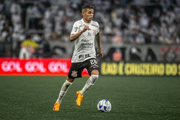 Vasco negocia a contratação de Adson, ex-jogador do Corinthians