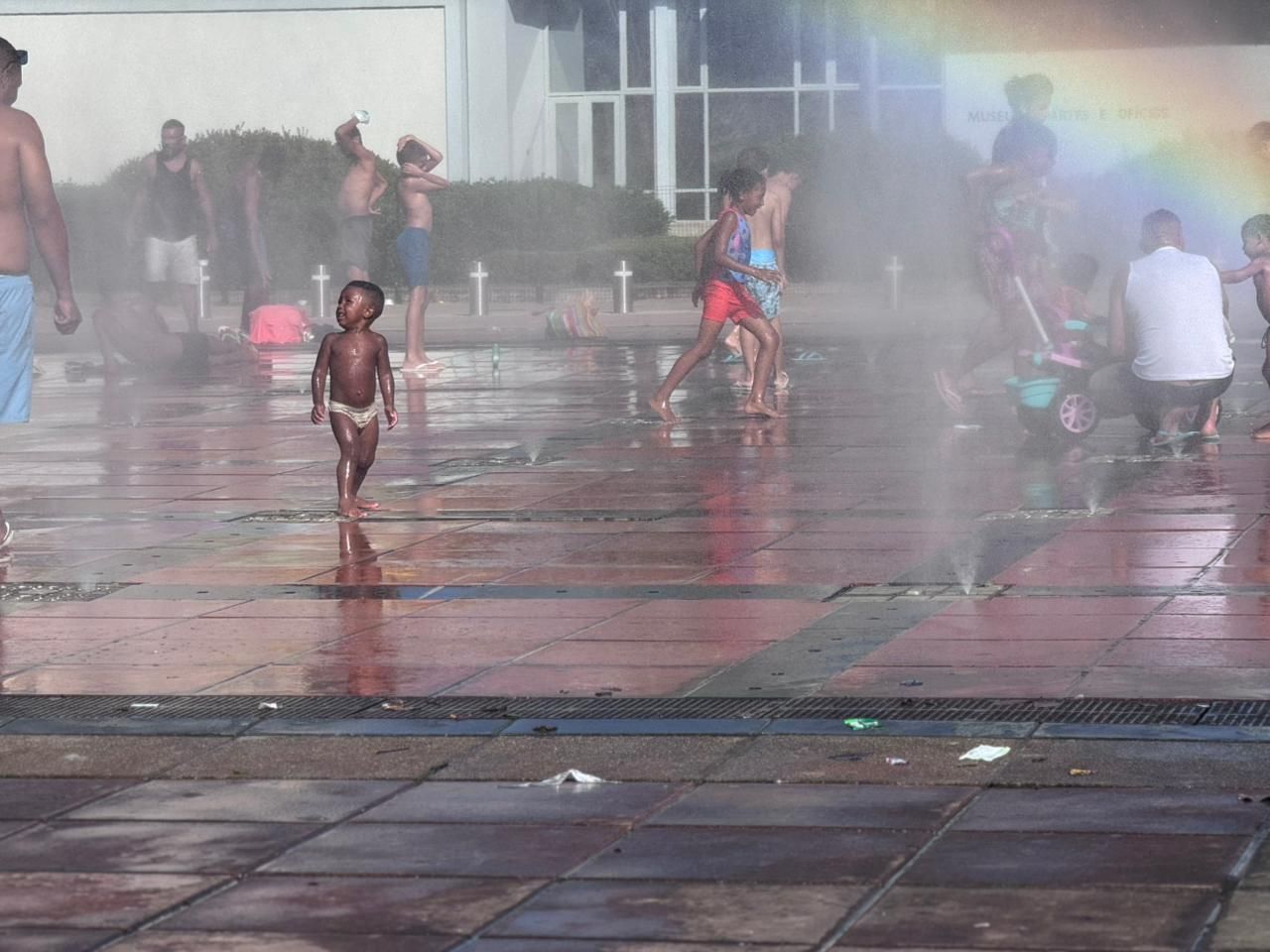 BH: banhistas se refrescam na Praça da Estação em dia de recorde de calor