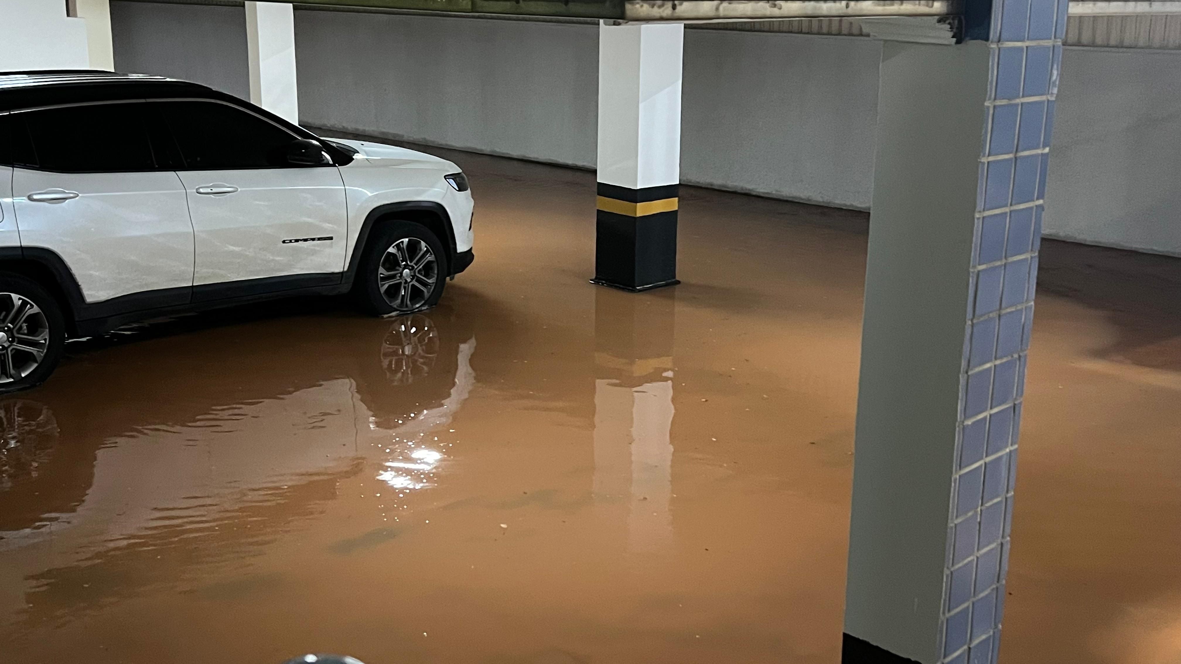 Vídeo: adutora se rompe e alaga garagem e casas na Pampulha, em BH
