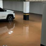 Vídeo: adutora se rompe e alaga garagem e casas na Pampulha, em BH