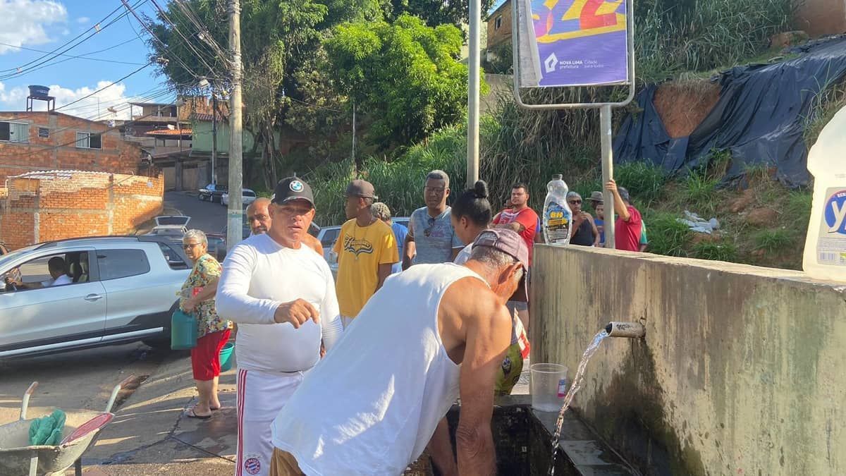 Moradores de Nova Lima, na Grande BH, buscam água em chafariz depois de rompimento de adutora 