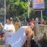 Moradores de Nova Lima, na Grande BH, buscam água em chafariz depois de rompimento de adutora