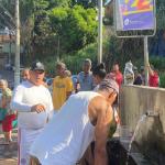 Moradores de Nova Lima, na Grande BH, buscam água em chafariz depois de rompimento de adutora