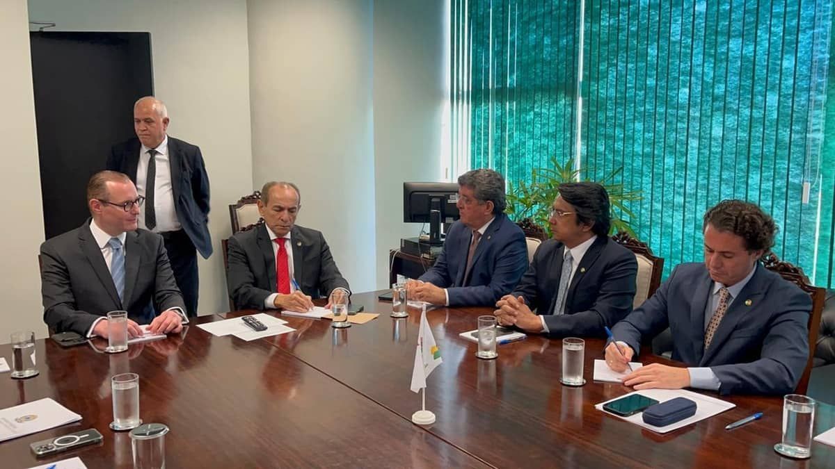 Em meio a campanha por vaga no STF, Zanin se reúne com senadores do MDB