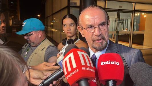 Advogado de Mauro Cid respondeu rapidamente as perguntas da imprensa na saída da Polícia Federal