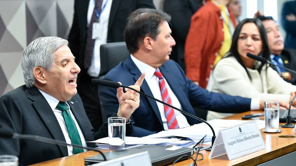 General Heleno se irrita com Eliziane Gama e ataca relatora da CPMI do 8/1: 'p****! É para ficar p****!'