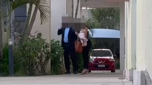 Advogados da delegada seguem no local acompanhando a ocorrência