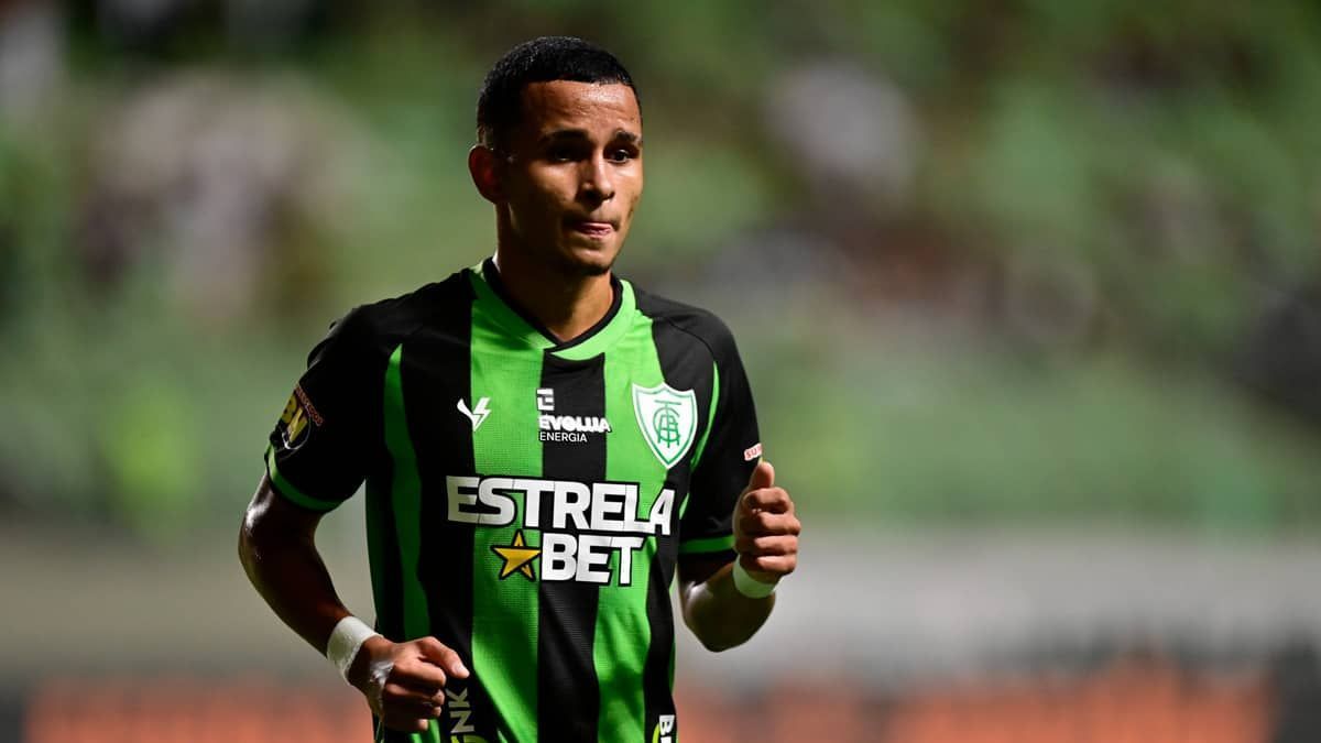 Mancini rasga elogios a Adyson após estreia como titular no América