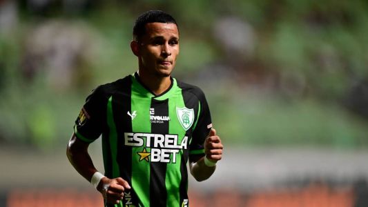 Adyson, atacante do América, em ação contra o Nova Iguaçu