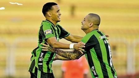 Adyson (esq) e Wellington Paulista (dir) em vitória do América