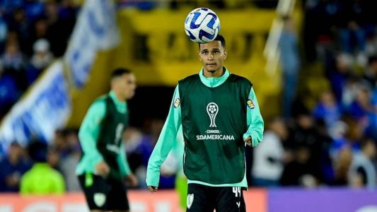 Adyson faz embaixadinha antes de jogo contra o Millonarios-COL, no El Campín