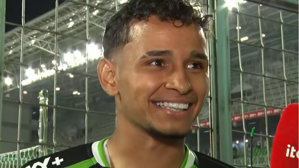 Adyson celebra atuação do América, leva tapas em entrevista e brinca: ‘Vou pegar todos’
