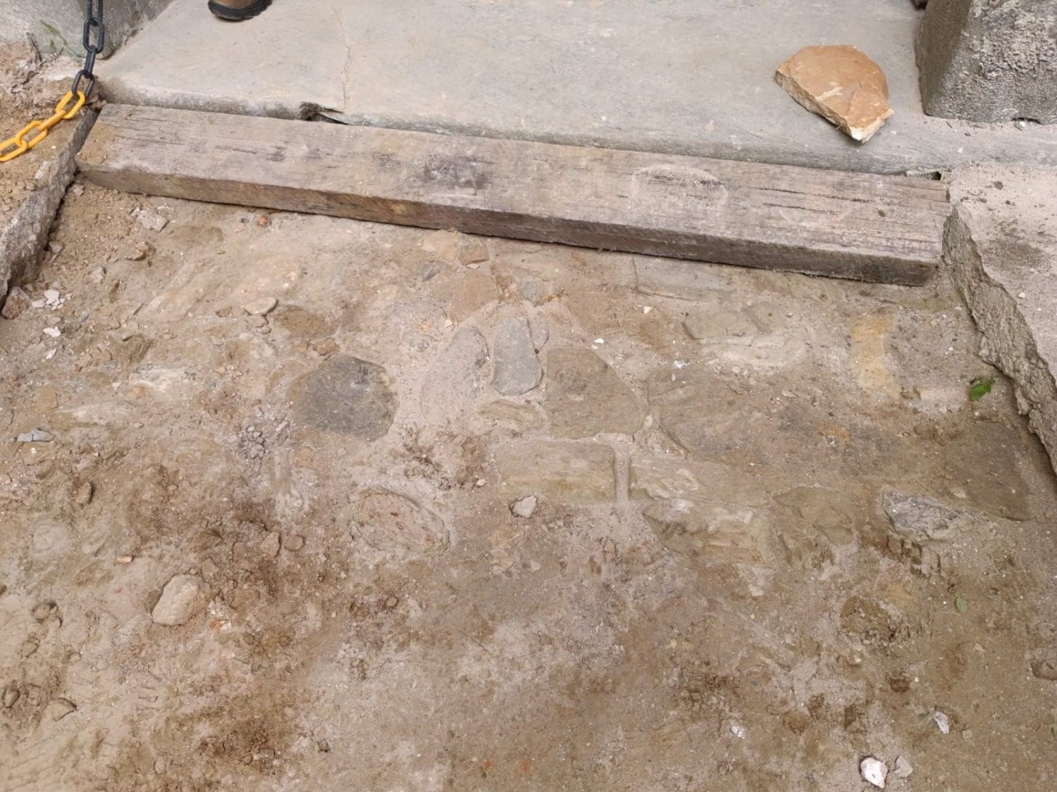Descoberta de piso original durante restauração de igreja em Ouro Preto reforça importância de preservação histórica e arqueológica