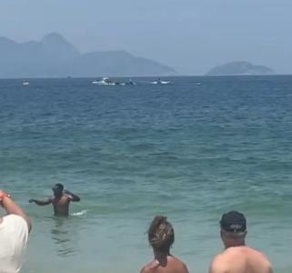Internautas compartilham registros de queda de ultraleve em Copacabana