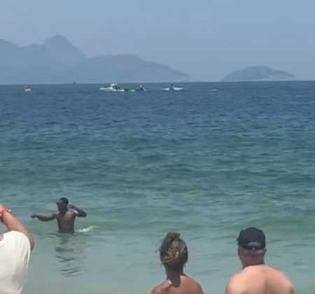 Internautas compartilham registros de queda de ultraleve em Copacabana