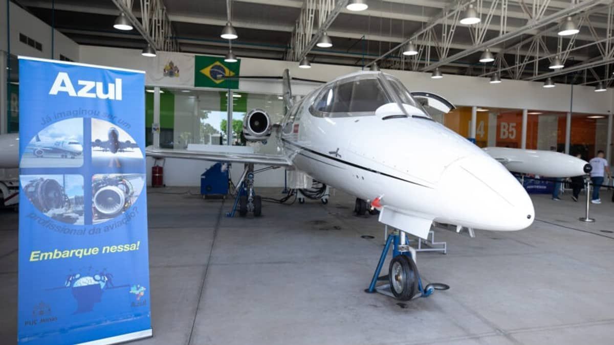 PUC Minas abre hangar em BH para visita a jato e oficinas sobre Física; saiba mais