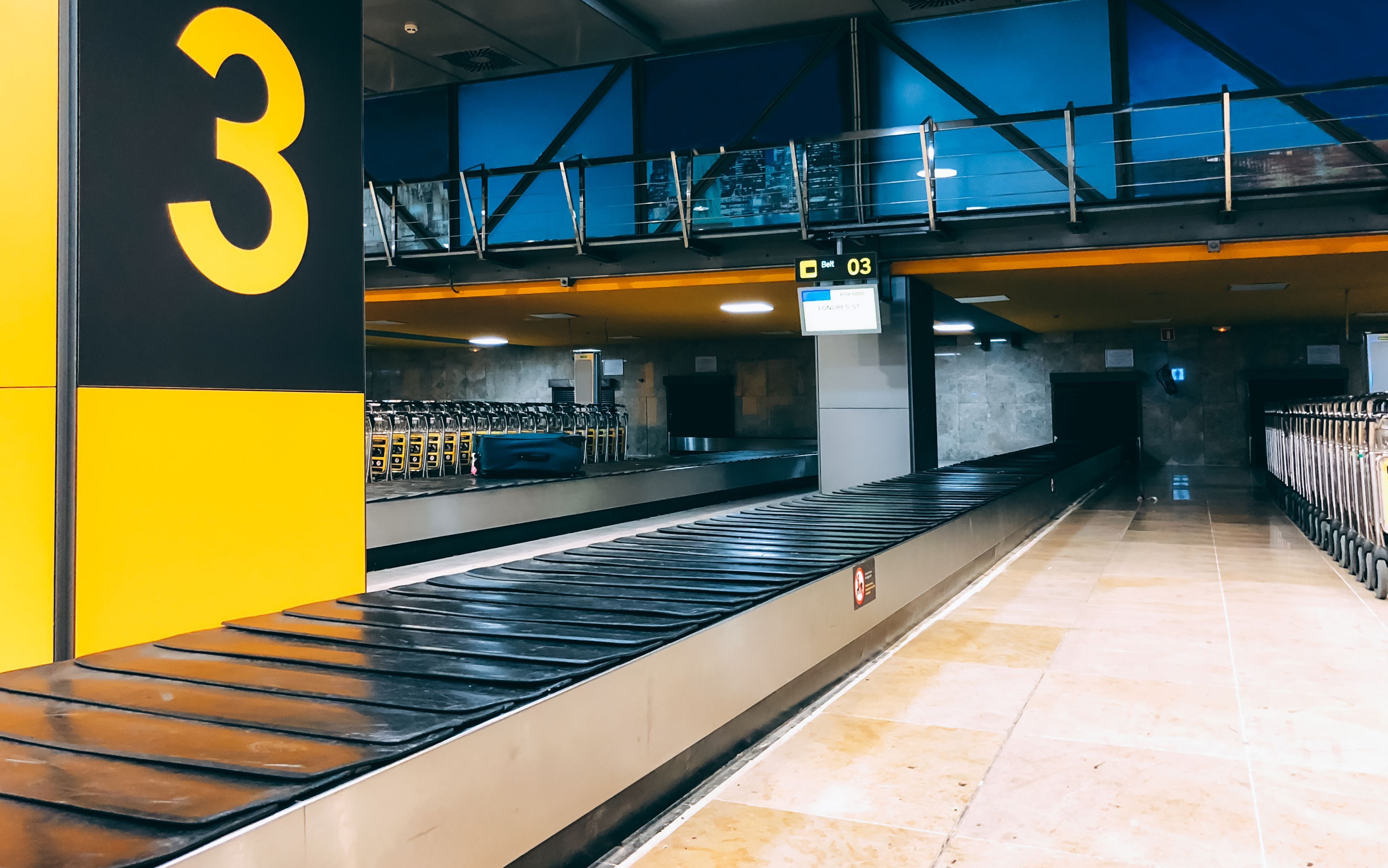 Passageiros do Aeroporto de Confins reclamam da demora nas esteiras