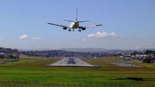 Foto mostra avião pousando no Aeroporto da Pampulha, em Belo Horizonte