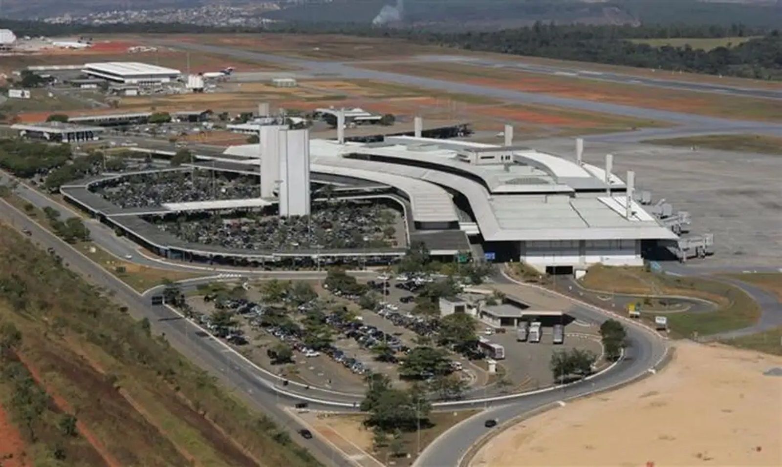 Férias e Carnaval de BH movimentam aeroporto e deixam estacionamentos 'lotados'