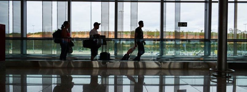 Passageiros circulam pelo Aeroporto de Confins, em BH
