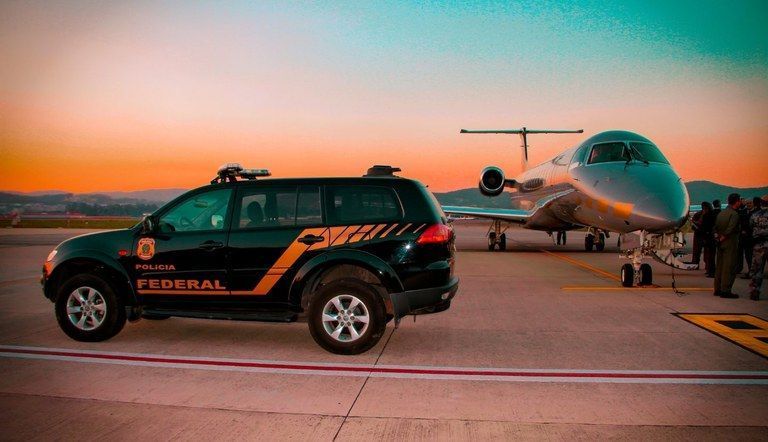 Homem e mulher são presos após ingerir cápsulas de cocaína e tentar levar para a França
