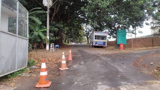Aeroporto foi desativado no início de abril e cinco aviões ainda devem deixar terreno; projeto prevê construção de casas