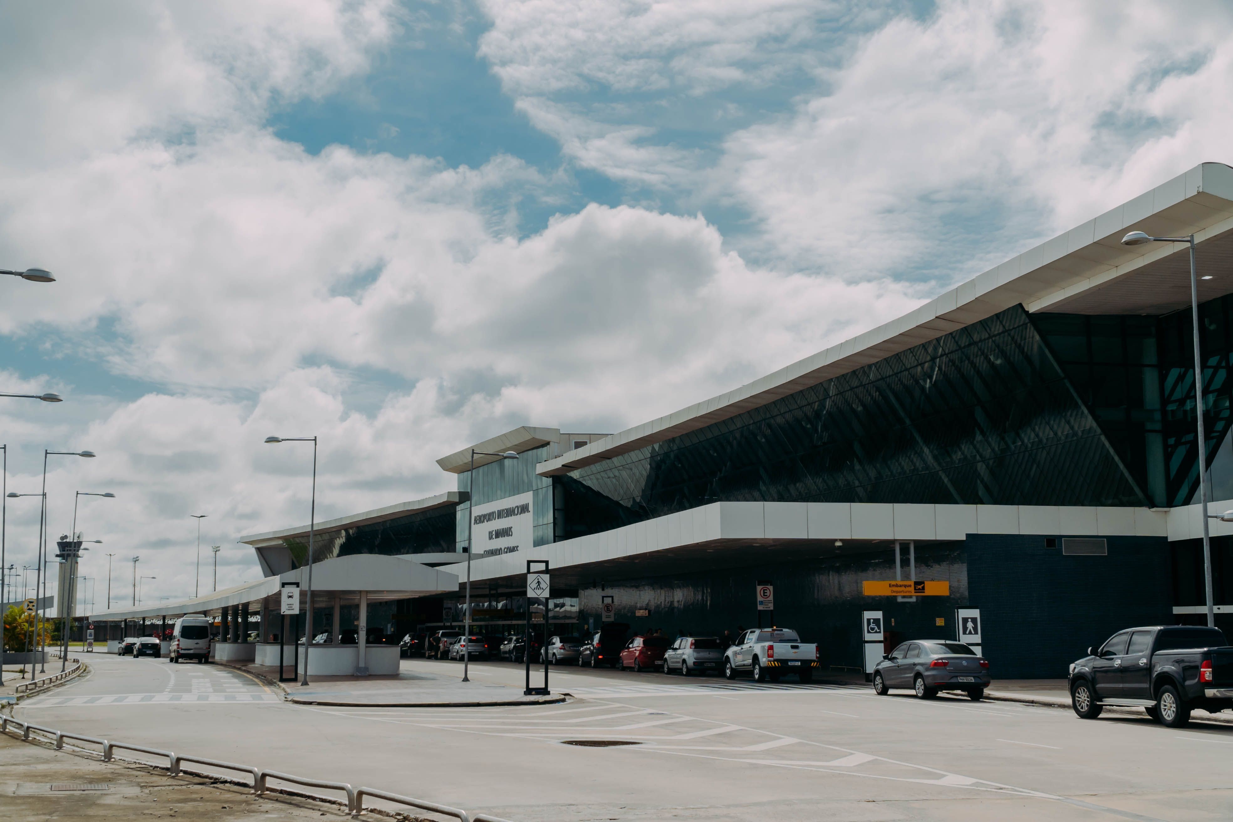Avião faz pouso emergencial “de barriga” e Aeroporto de Manaus suspende operações