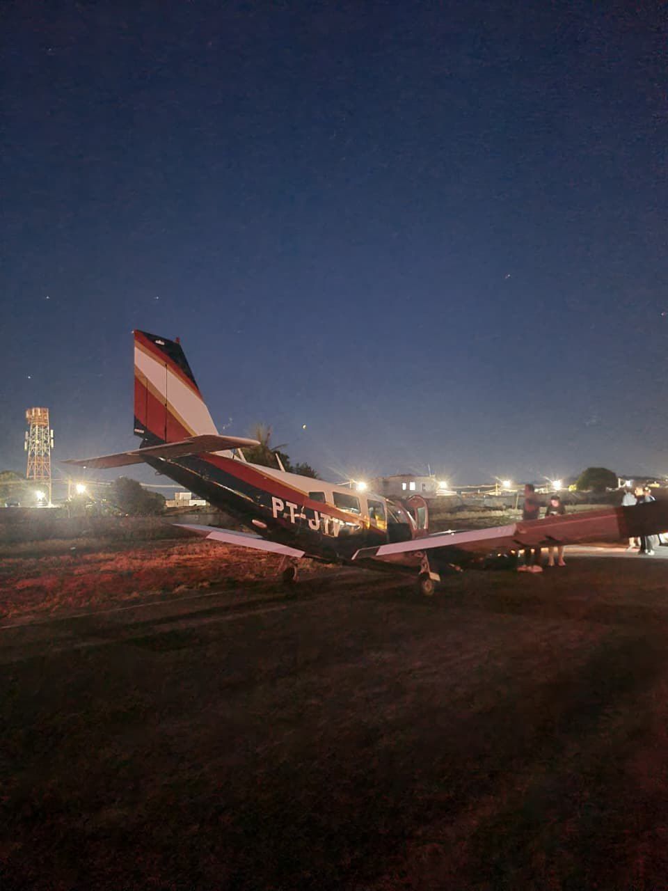 Avião pousa de 'barriga' em aeroporto do interior de MG