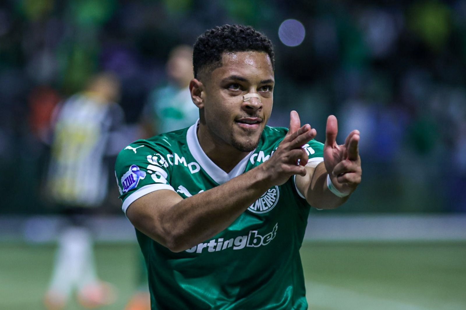 Vitor Roque brilha, Palmeiras vence Santos e abre vantagem na ponta do Brasileiro