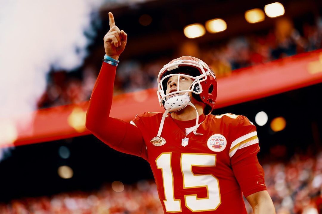 Astro dos Chiefs supera MVP da NFL e fatura prêmio de melhor jogador da liga